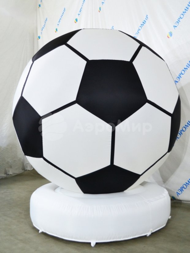 Футбольный мяч на опоре