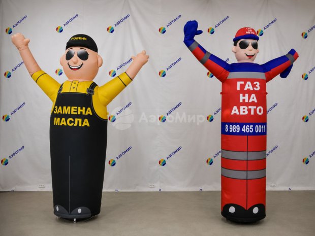 Зазывала машет рукой — средней