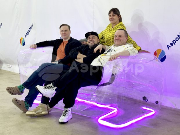 Прозрачный диван