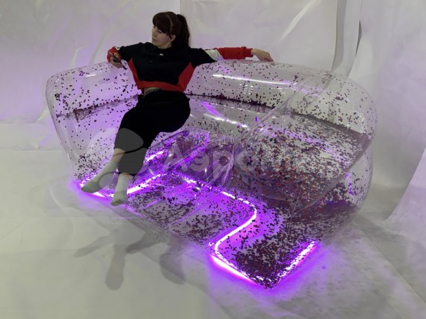 Прозрачный диван