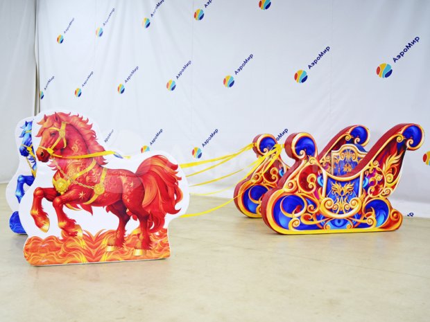 Фотозона Сани с лошадками