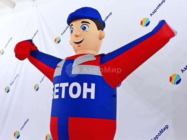 Зазывала машет рукой — средней