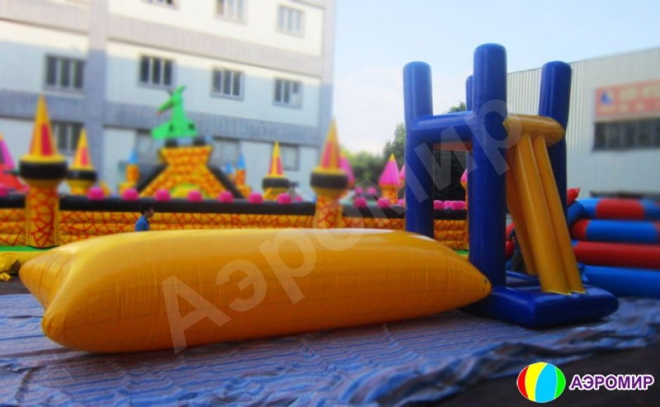 Надувная водная горка с вышкой и блобом
