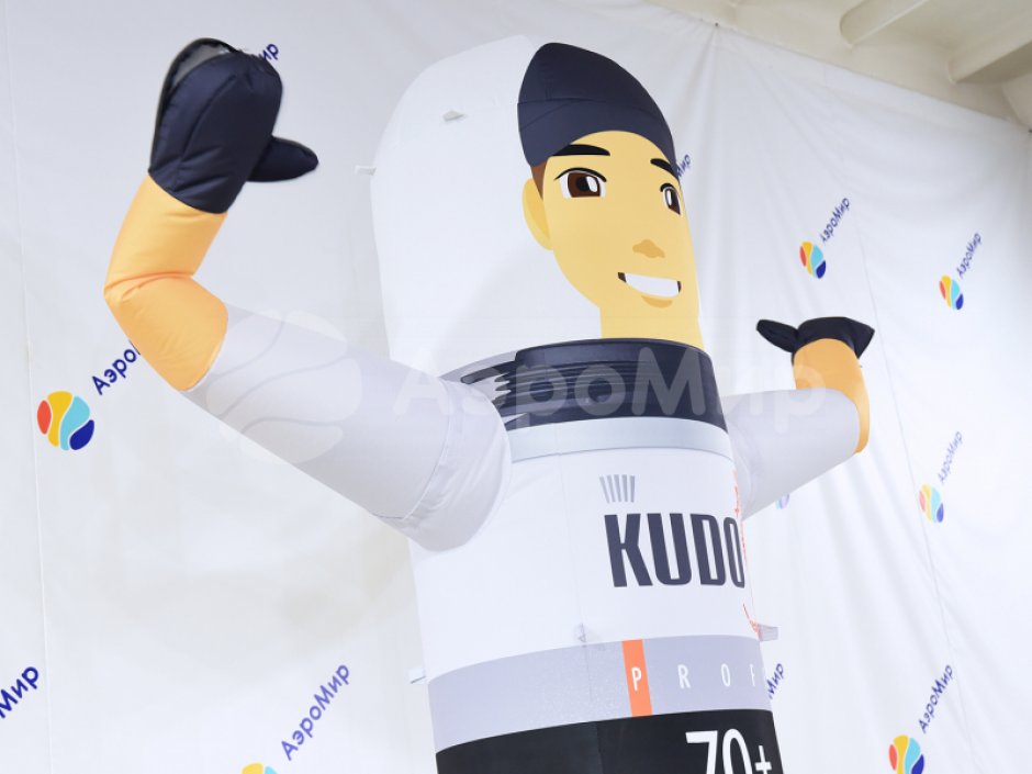 Аэромен машет рукой простой цилиндрической формы с логотипом в фирменном стиле