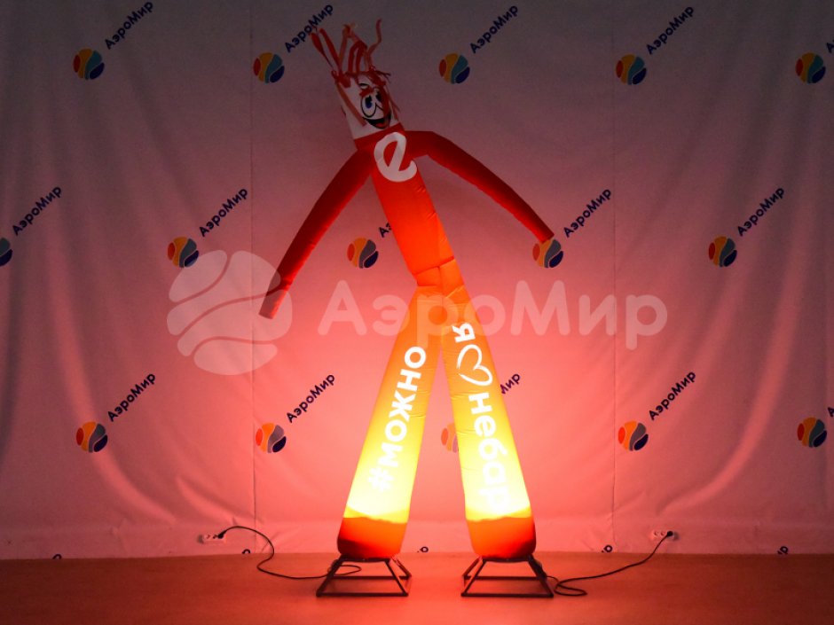 Фигура аэромена на двух ногах с логотипом