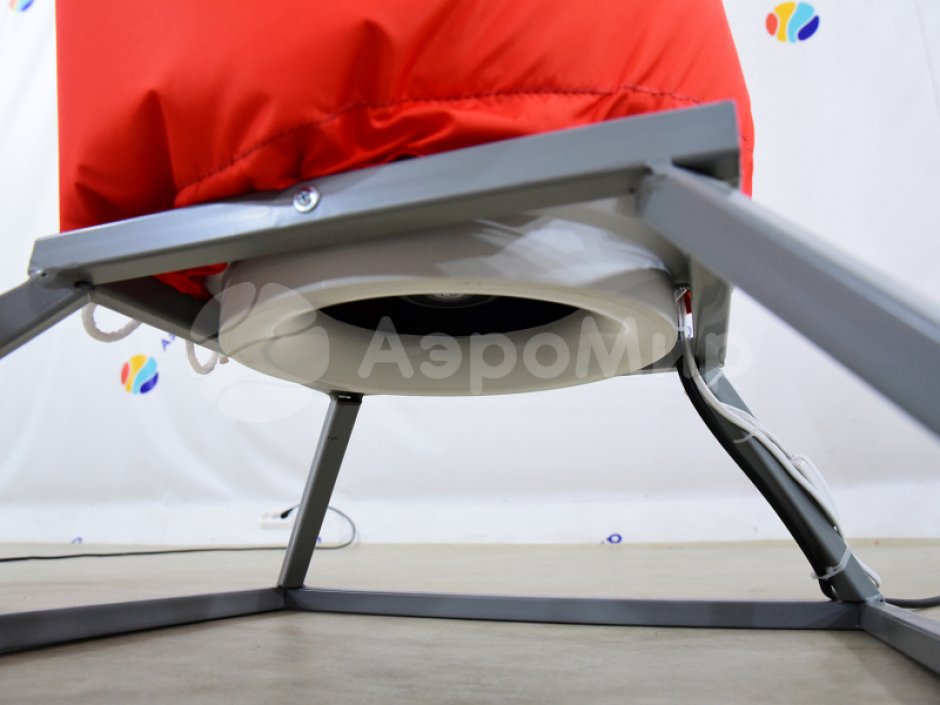 Фигура аэромена на двух ногах с логотипом