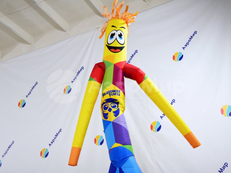 Фигура аэромена на двух ногах с логотипом