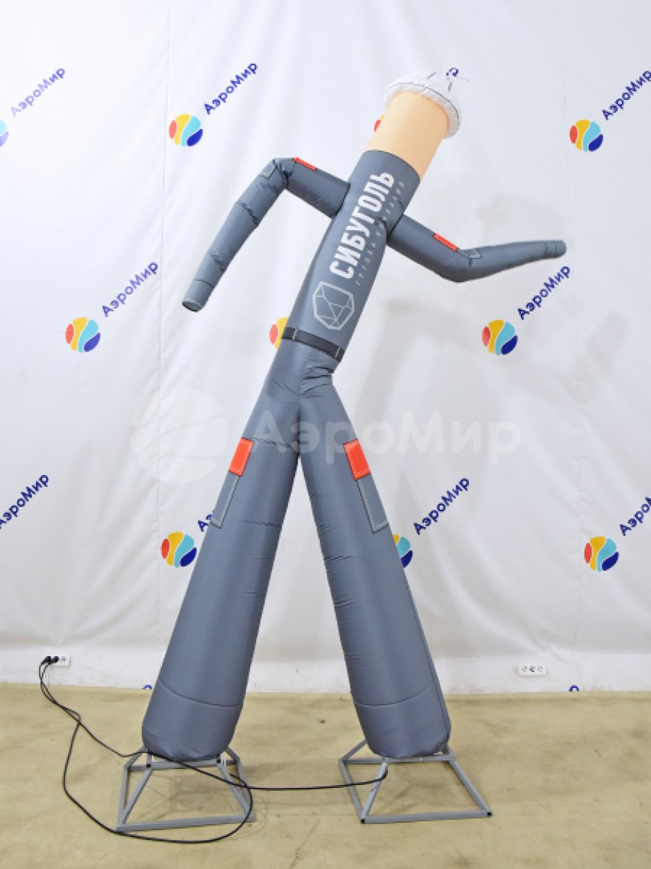 Фигура аэромена на двух ногах с логотипом