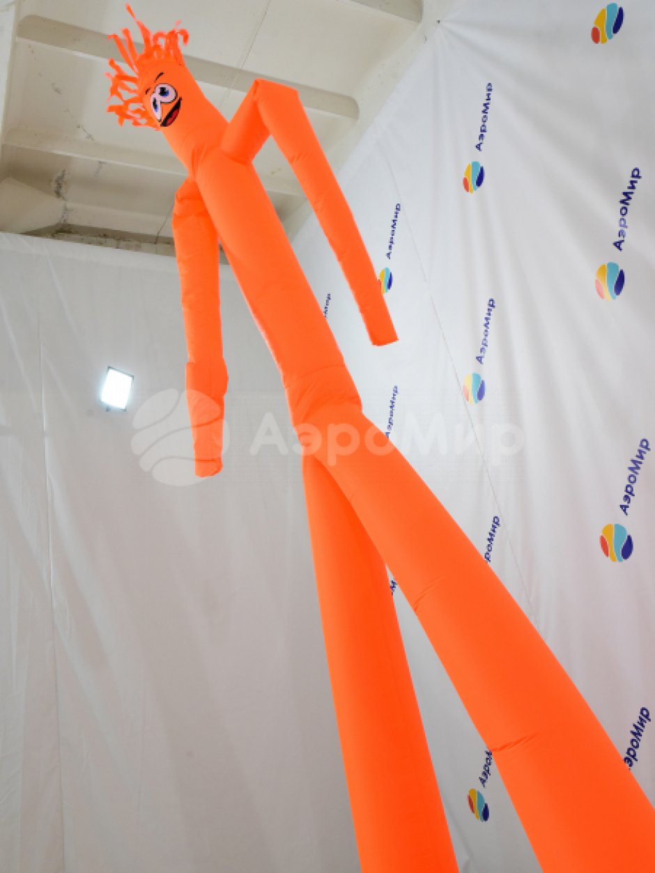 Фигура аэромена на двух ногах с логотипом