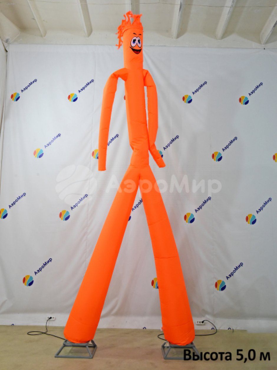 Фигура аэромена на двух ногах с логотипом