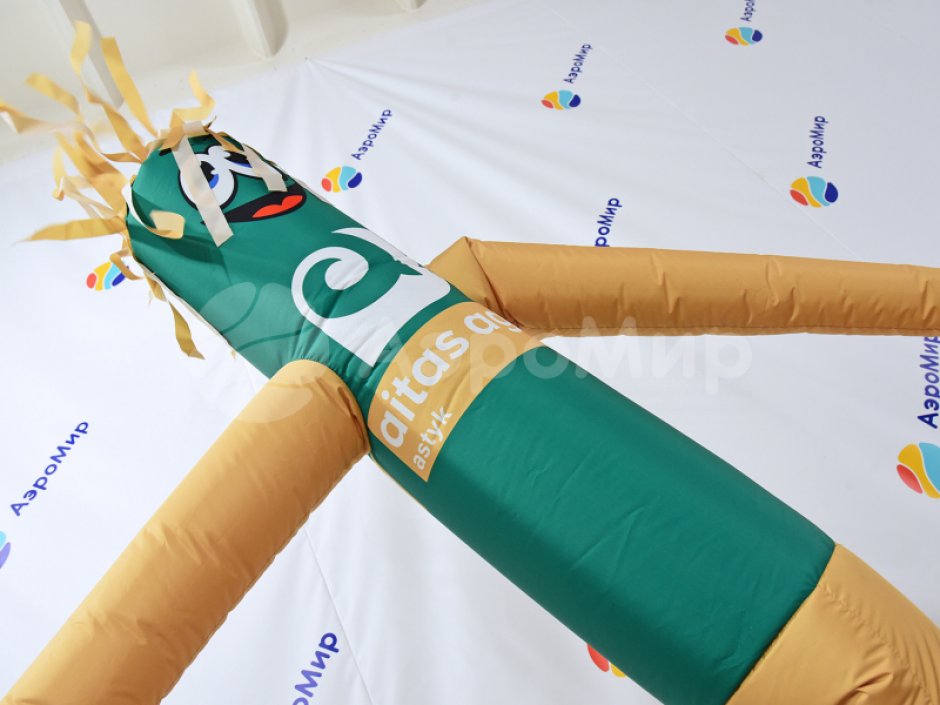 Фигура аэромена на двух ногах с логотипом