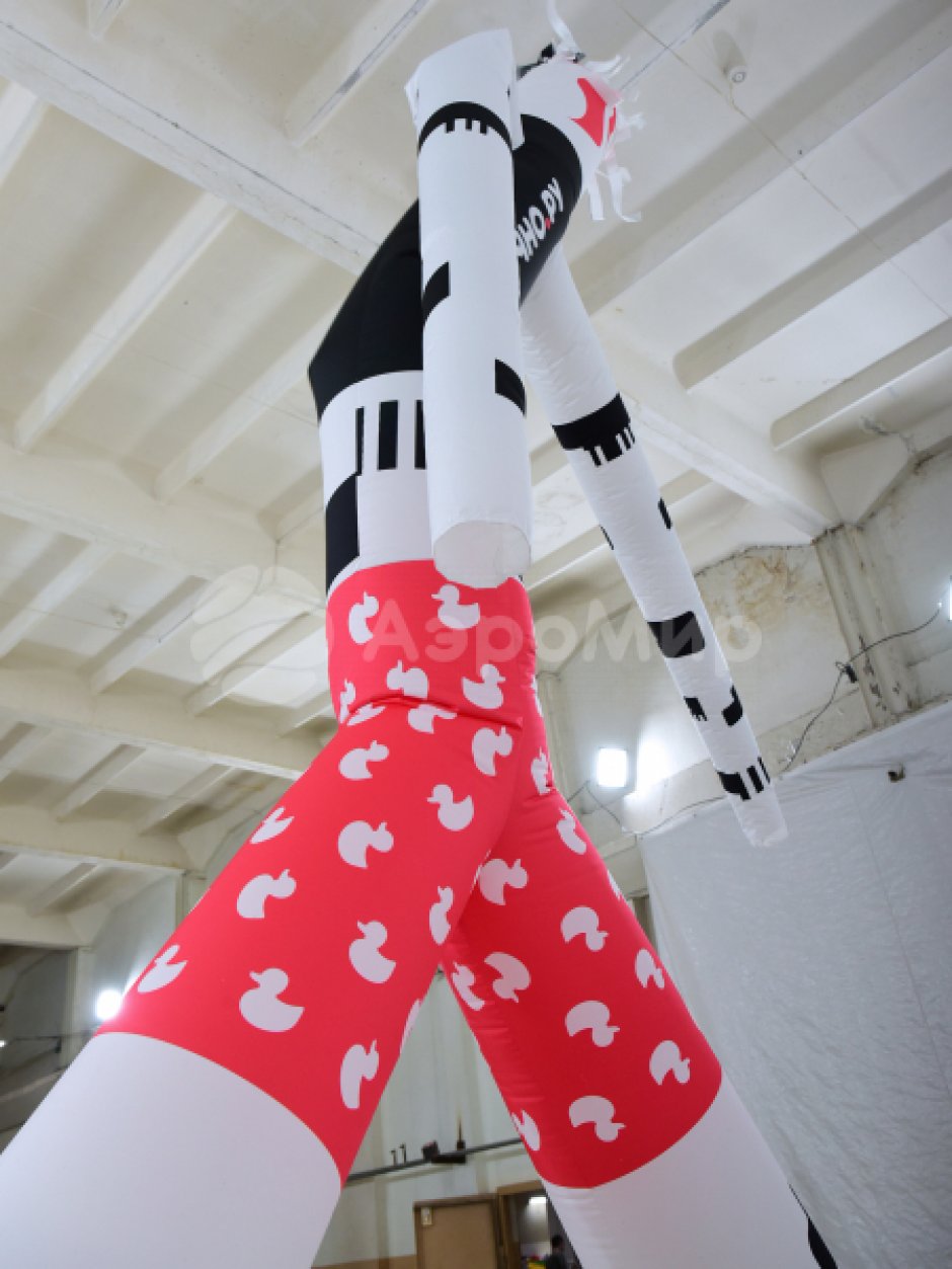 Фигура аэромена на двух ногах с логотипом