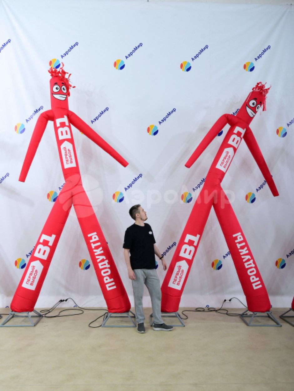 Фигура аэромена на двух ногах с логотипом