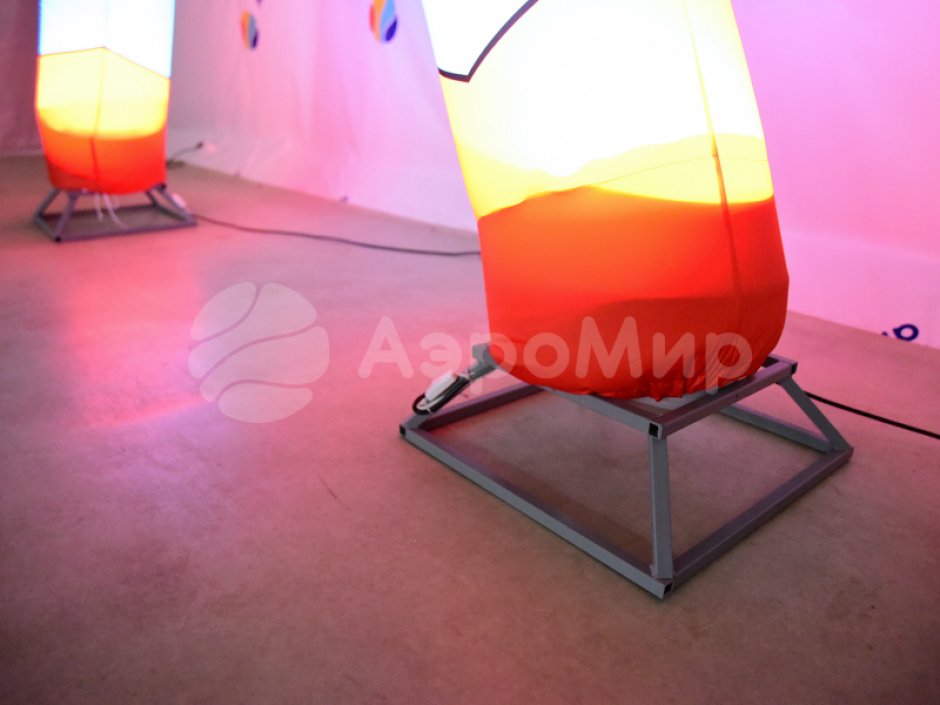 Фигура аэромена на двух ногах с логотипом