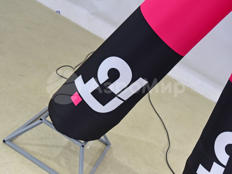 Фигура аэромена на двух ногах с логотипом