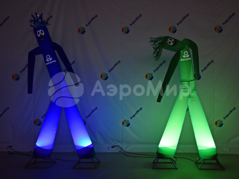 Фигура аэромена на двух ногах с логотипом