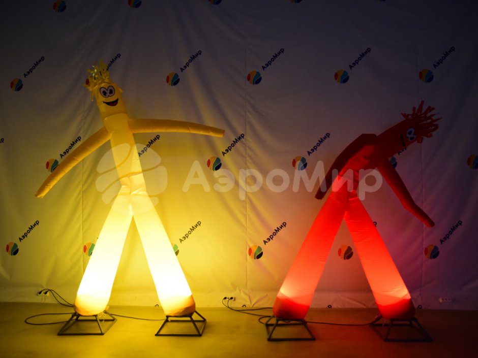 Фигура аэромена на двух ногах с логотипом