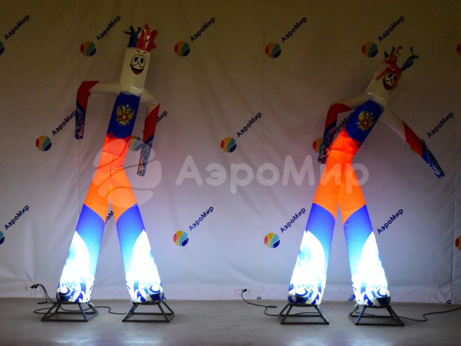 Фигура аэромена на двух ногах с логотипом