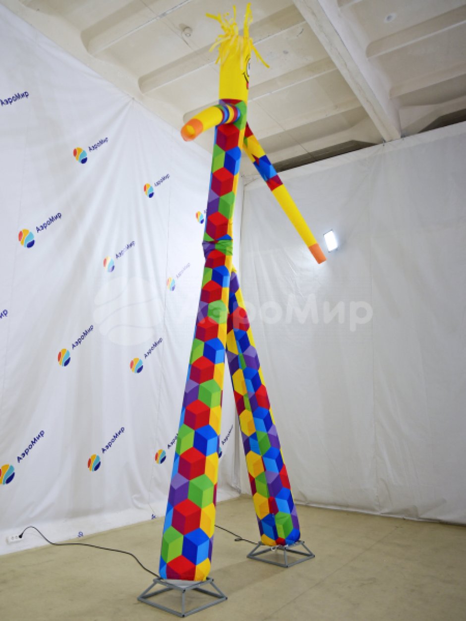 Фигура аэромена на двух ногах с логотипом