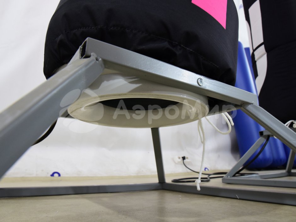 Фигура аэромена на двух ногах с логотипом