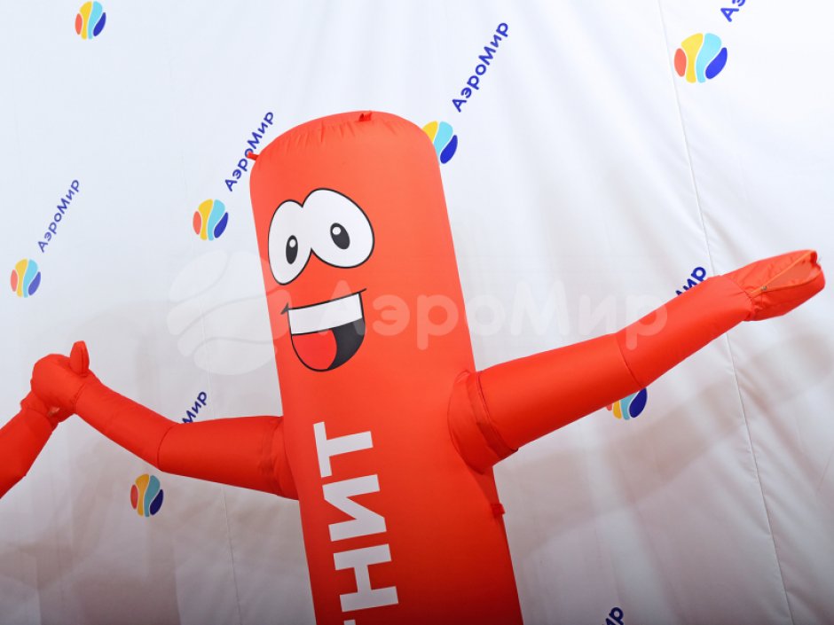 Аэромен машет рукой простой цилиндрической формы с логотипом в фирменном стиле