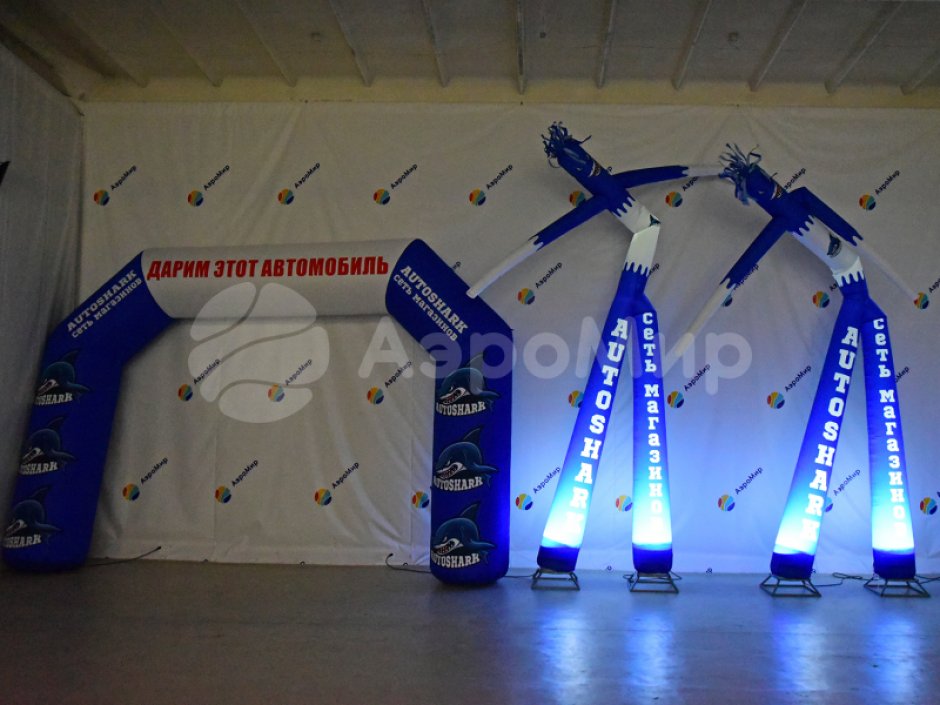 Фигура аэромена на двух ногах с логотипом