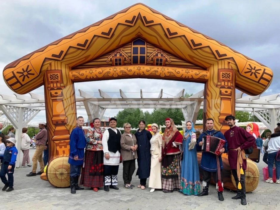 Надувная арка Избушка с декором к Масленице, Ярмаркам