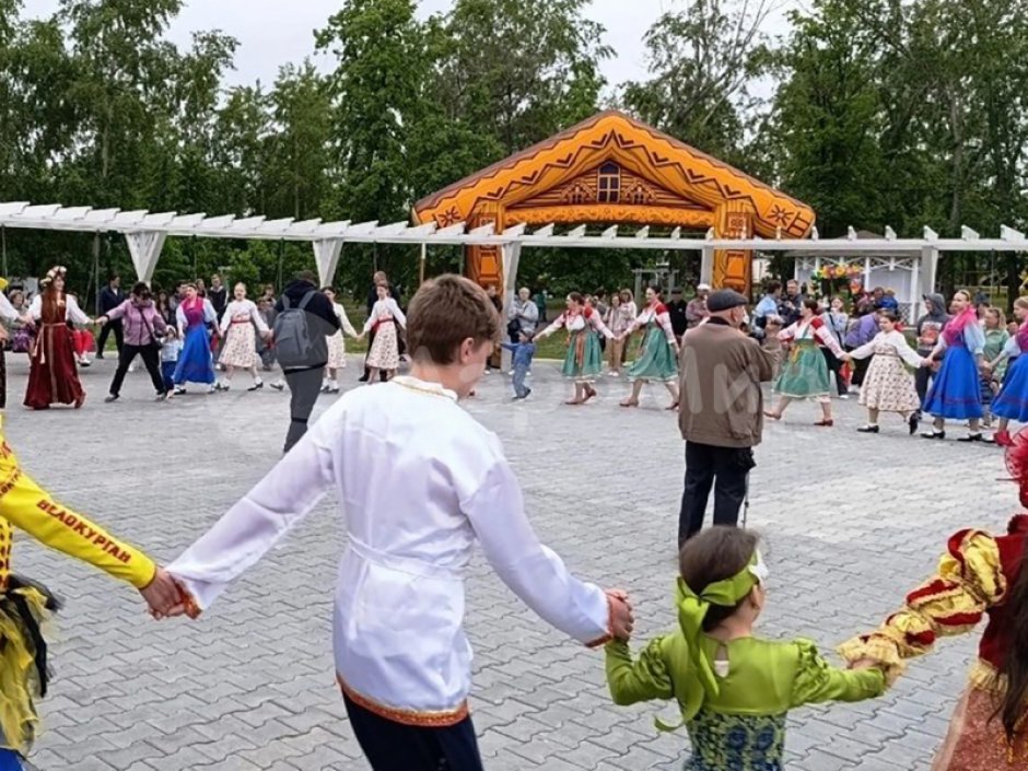 Надувная арка Избушка с декором к Масленице, Ярмаркам