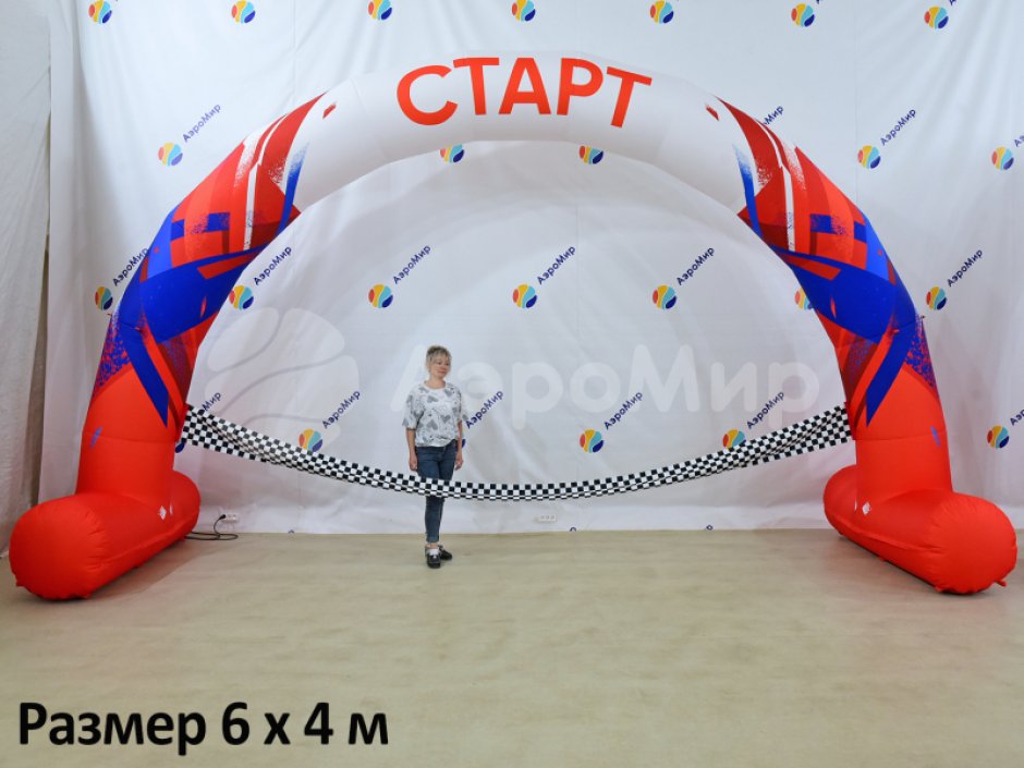 Круглая надувная арка на опорах с финишной лентой