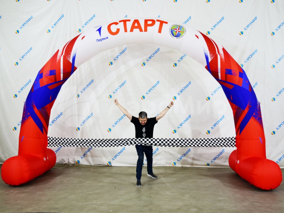 Круглая надувная арка на опорах с финишной лентой