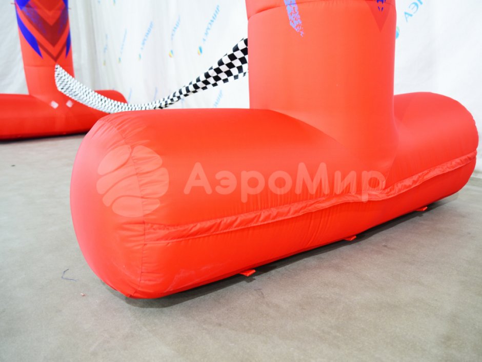 Круглая надувная арка на опорах с финишной лентой