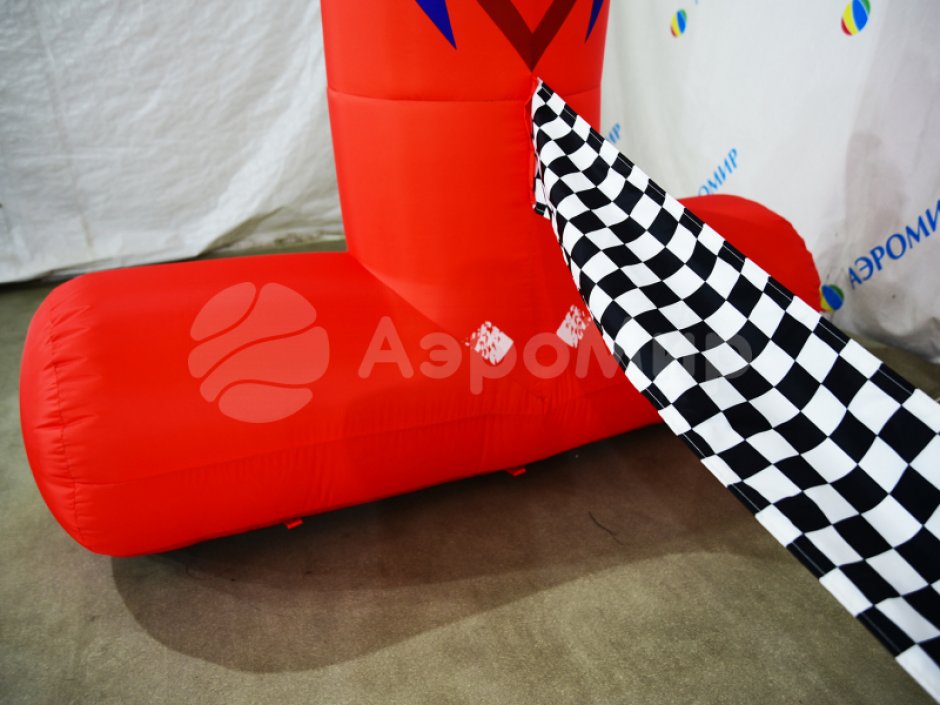 Круглая надувная арка на опорах с финишной лентой