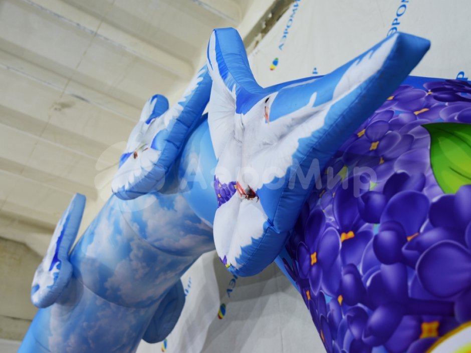 Арка Победы с голубями