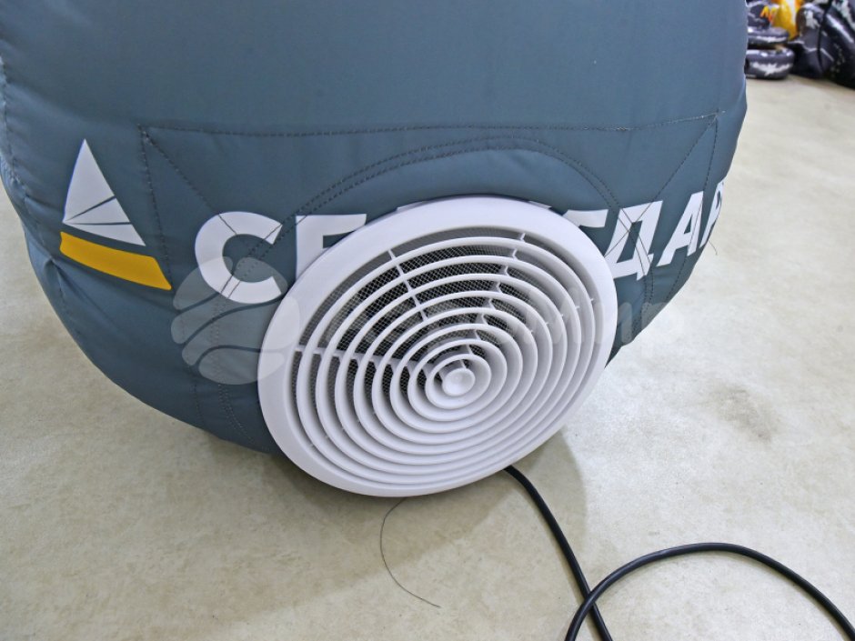 Круглая надувная арка на опорах с финишной лентой