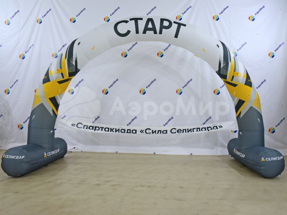 Круглая надувная арка на опорах с финишной лентой