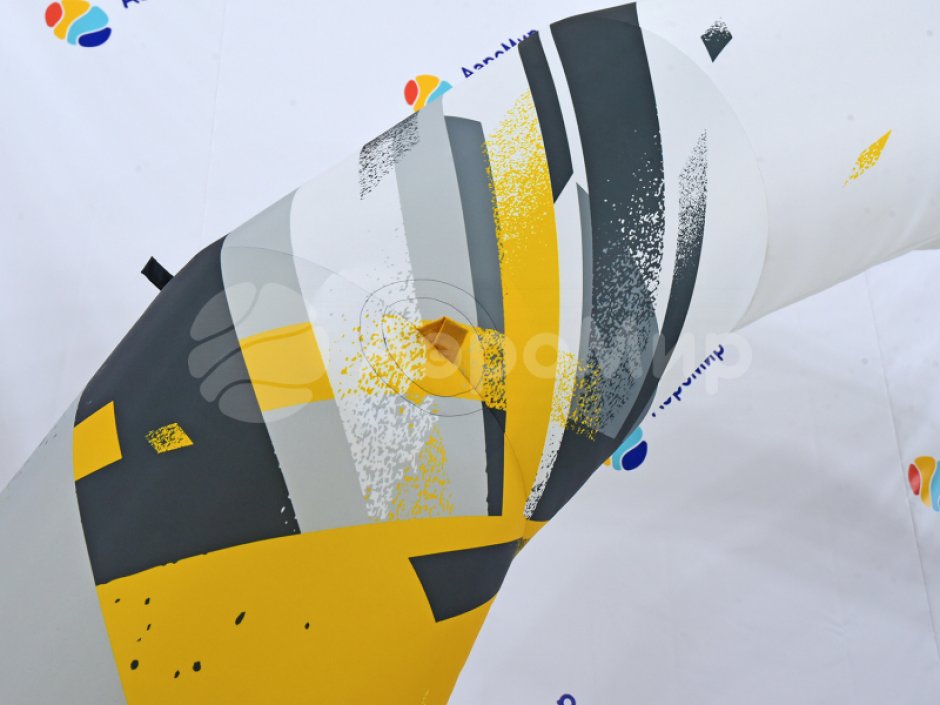 Круглая надувная арка на опорах с финишной лентой