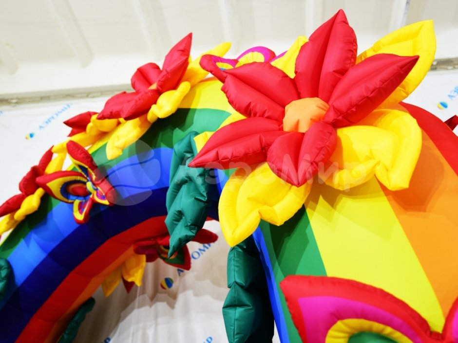 Надувная арка Радужная с декором