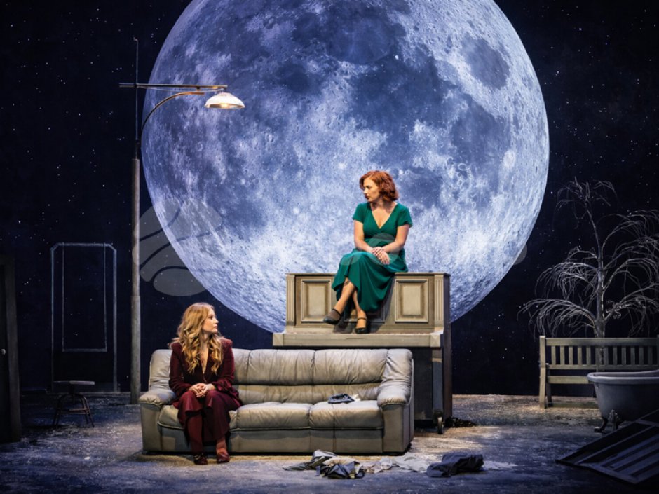 Шар-луна на сцене