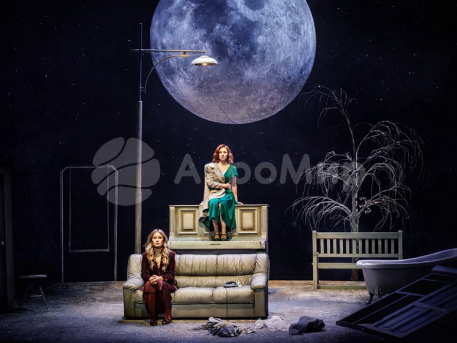 Шар-луна на сцене