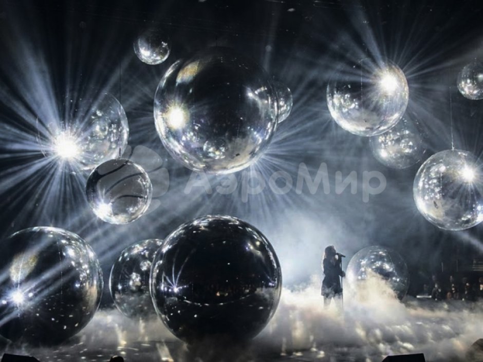 Зеркальный шар на сцене
