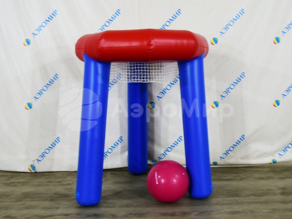 Большое баскетбольное кольцо с гигантским мячом