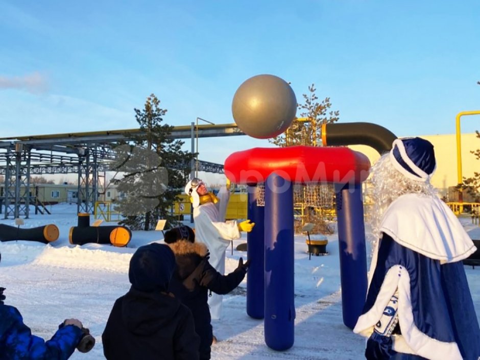 Большое баскетбольное кольцо с гигантским мячом