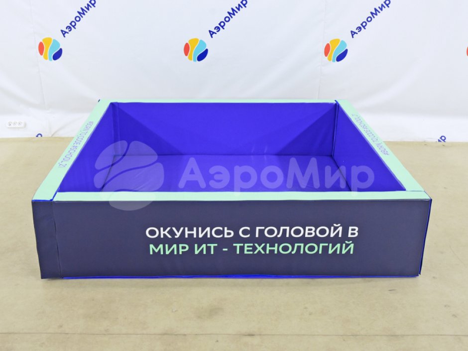 Сухой бассейн квадратной формы с полноцветной печатью на всех стенках