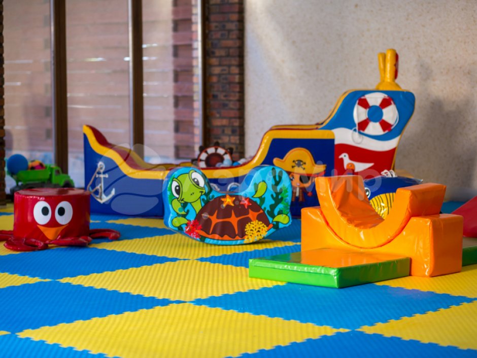 Сухой бассейн «Кораблик» с горкой