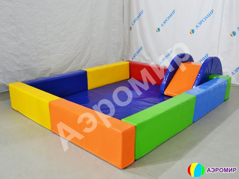 Сухой бассейн квадратной формы с горкой