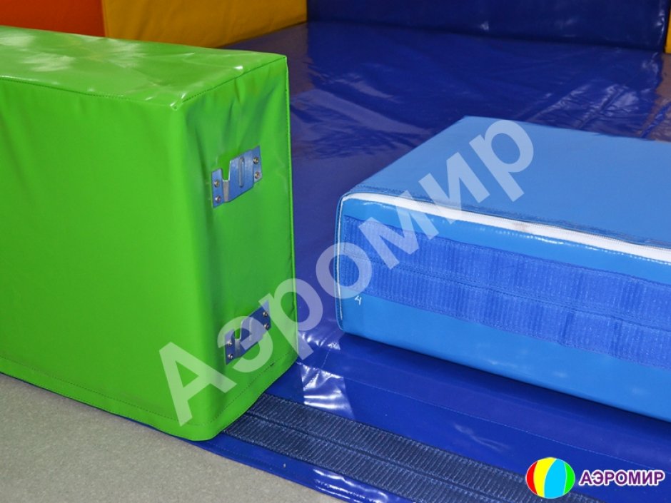 Сухой бассейн квадратной формы с горкой