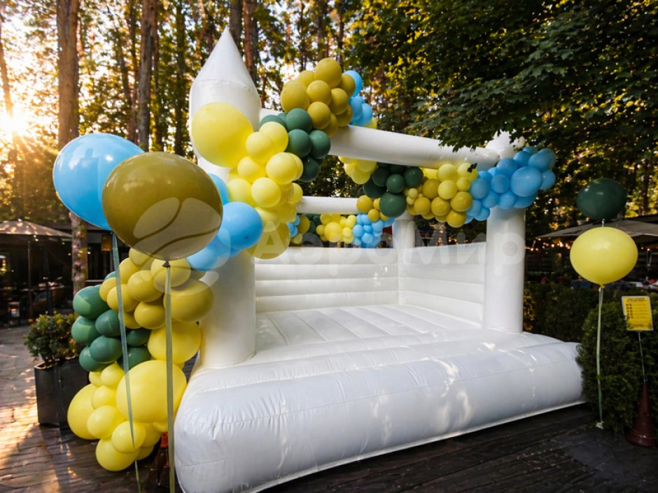 Белоснежный батут для украшения праздников