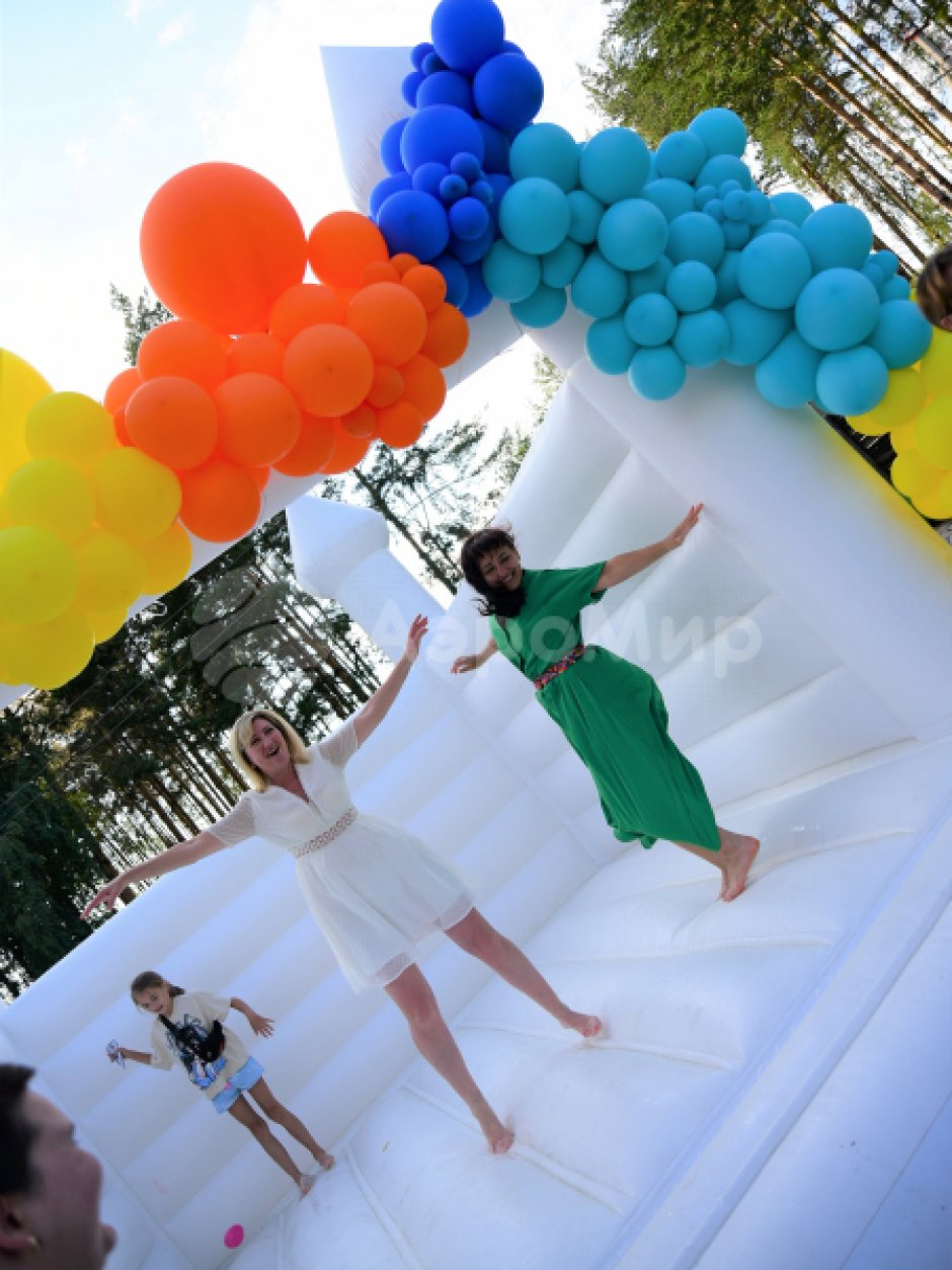 Надувной белый батут — для свадебного торжества, выставки, шоу, проката или аренды
