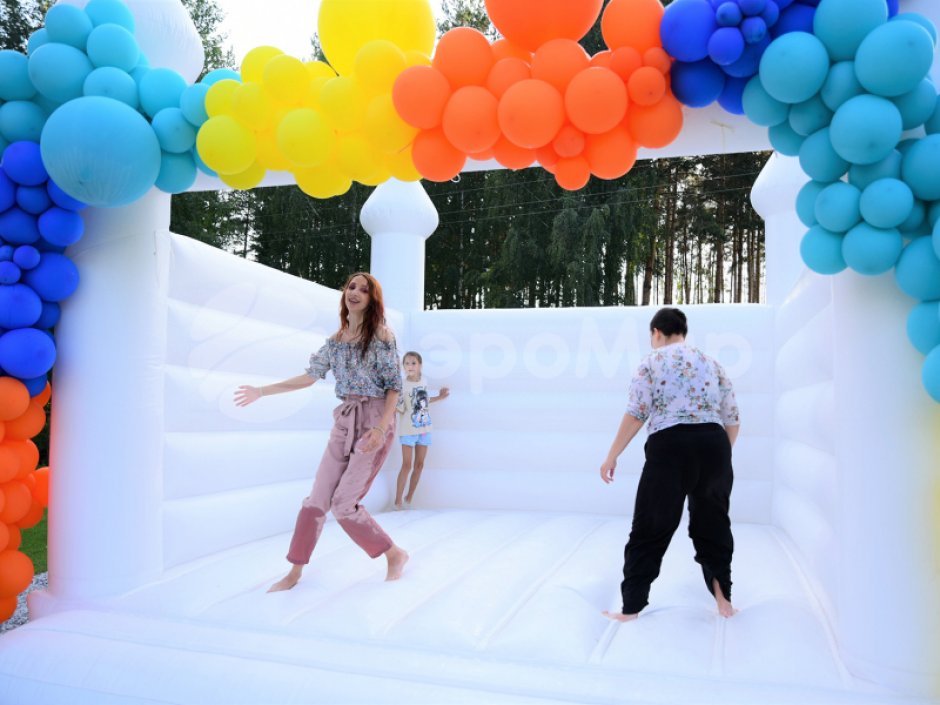 Надувной белый батут — для свадебного торжества, выставки, шоу, проката или аренды