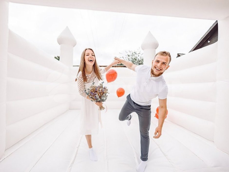 Надувной белый батут — для свадебного торжества, выставки, шоу, проката или аренды